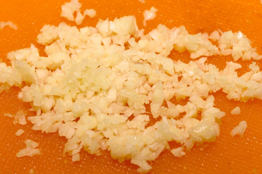 Chopped garlic - the basis for infusions that eliminate parasites